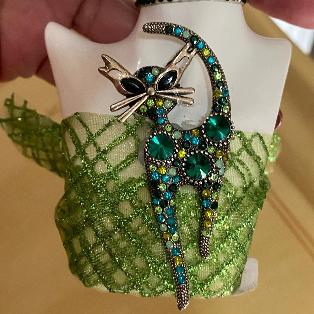 Face Flower Head Bust Decorative Rhinestone Cat Brooch Hand-made